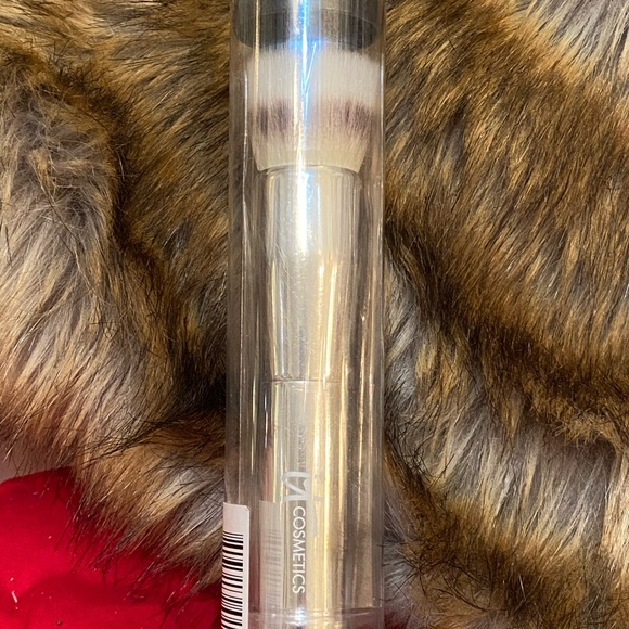 It Cosmetics Foundation Brush - Picture 3 of 6